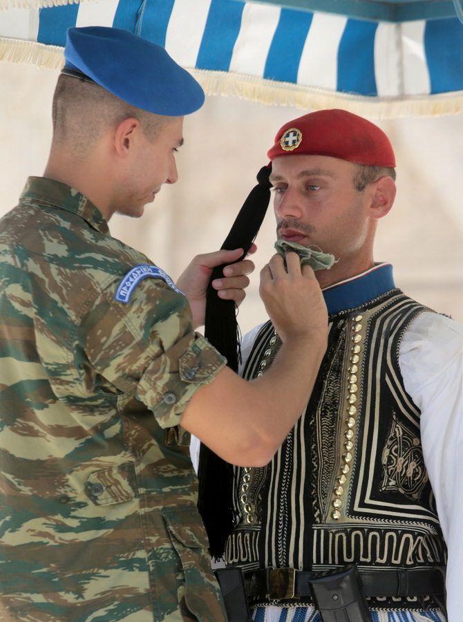 Ακίνητος, παρά τον καύσωνα, ο τσολιάς δέχεται την περιποίηση του συναδέλφου του