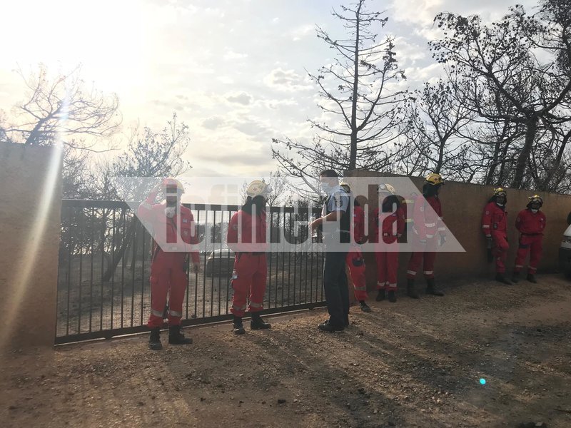 Ανθρωποι προσπάθησαν να σωθούν από τις φλόγες και εγκλωβίστηκαν σε ένα χωράφι